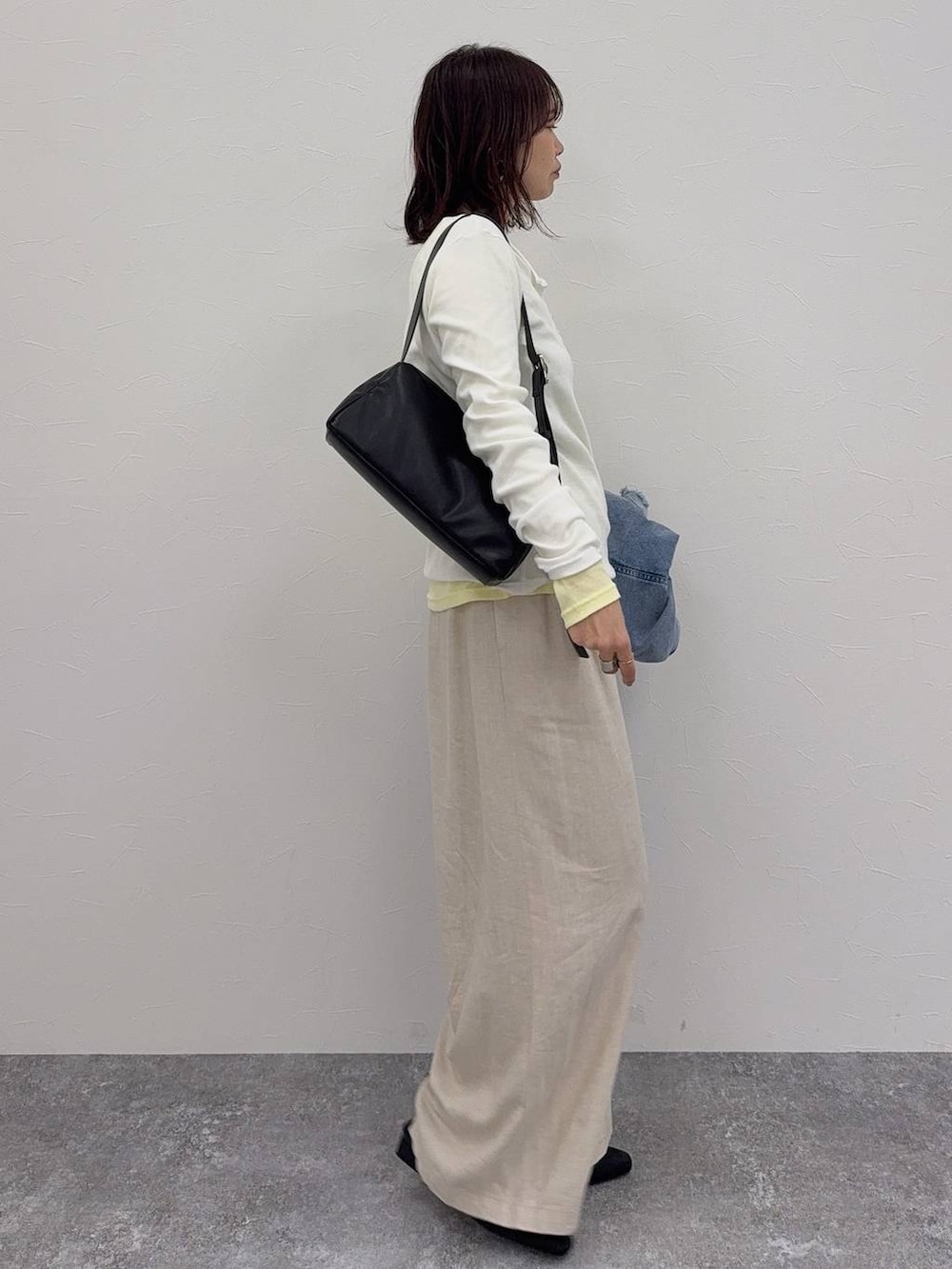 ホワイト系のその他パンツ、ブラック系のショルダーバッグ、シルバー系のネックレスを着用したレディースの春コーディネートの5枚目の写真