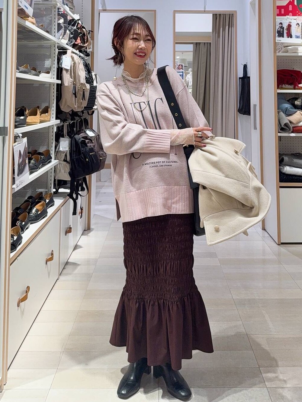 ブラック系のショルダーバッグ、ブラック系のその他アウター、ブラック系のシャツ/ブラウスを着用したレディースの冬コーディネートの5枚目の写真