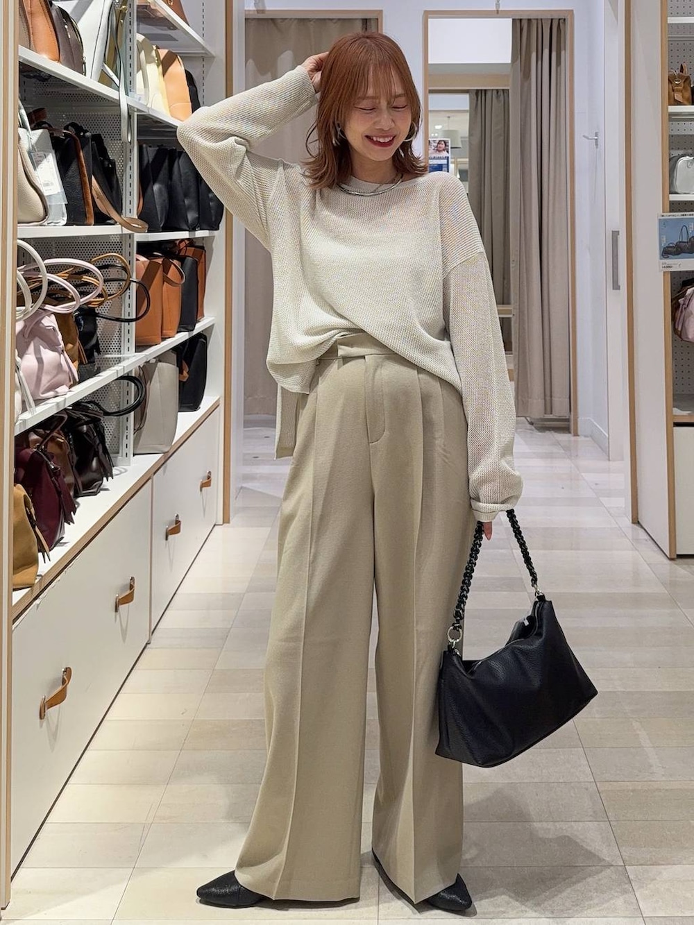 ホワイト系のローファー、ブラウン系のボストンバッグ、ベージュ系のその他パンツを着用したレディースの春コーディネートの2枚目の写真