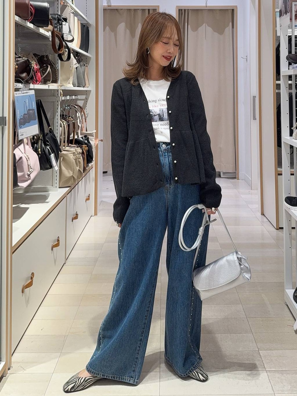ブラック系のモカシン/デッキシューズ、グレー系のブルゾン、グレー系のカーディガン/ボレロを着用したレディースの秋コーディネートの4枚目の写真