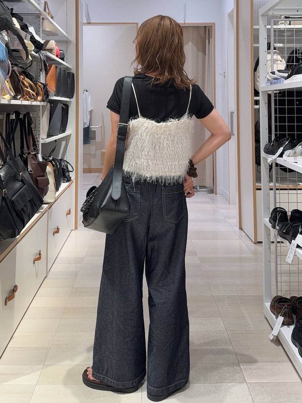 ブラウン系のサンダル、ブラック系のTシャツ/カットソー、ベージュ系のその他トップスを着用したレディースの夏コーディネートの9枚目の写真