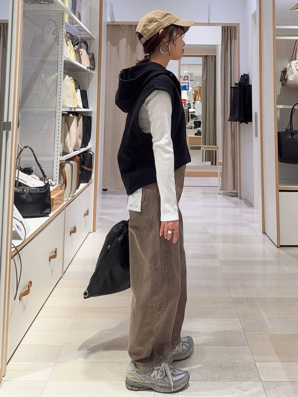 ベージュ系のハットを着用したレディースの冬コーディネートの3枚目の写真