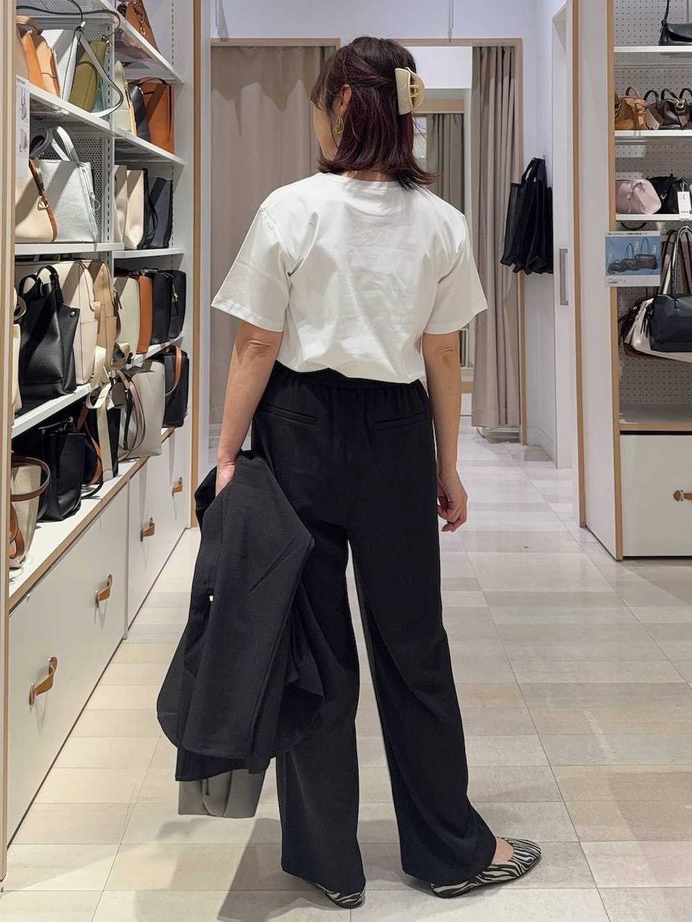 その他のパンプス、グレー系のハンドバッグ、ブラック系のその他パンツを着用したレディースの春コーディネートの6枚目の写真