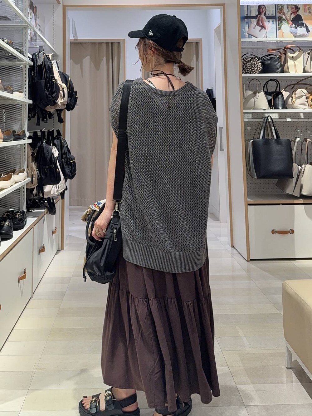 ブラック系のキャミソール、ブラック系のショルダーバッグ、グレー系のTシャツ/カットソーを着用したレディースの夏コーディネートの6枚目の写真