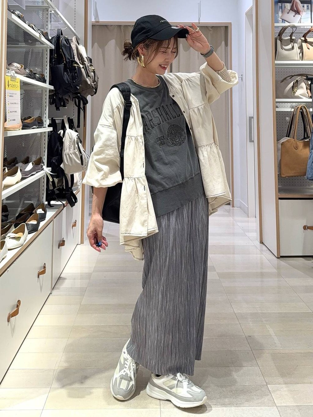 ブルー系のデニムパンツ、ブラック系のその他パンツ、ベージュ系のつなぎ/オールインワンを着用したレディースの夏コーディネートの8枚目の写真