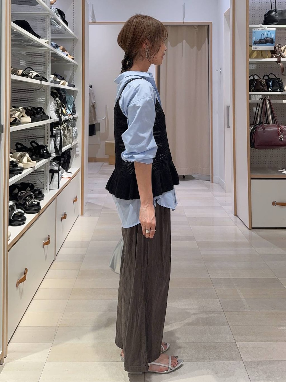 ブルー系のシャツ/ブラウス、ブラウン系のその他パンツ、ブラック系のベストを着用したレディースの夏コーディネートの8枚目の写真