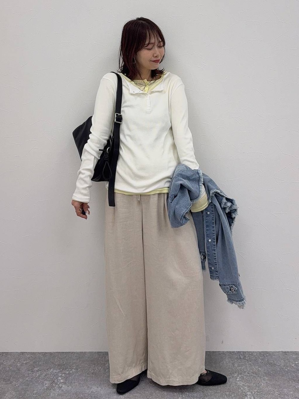 ホワイト系のその他パンツ、ブラック系のショルダーバッグ、シルバー系のネックレスを着用したレディースの春コーディネートの2枚目の写真