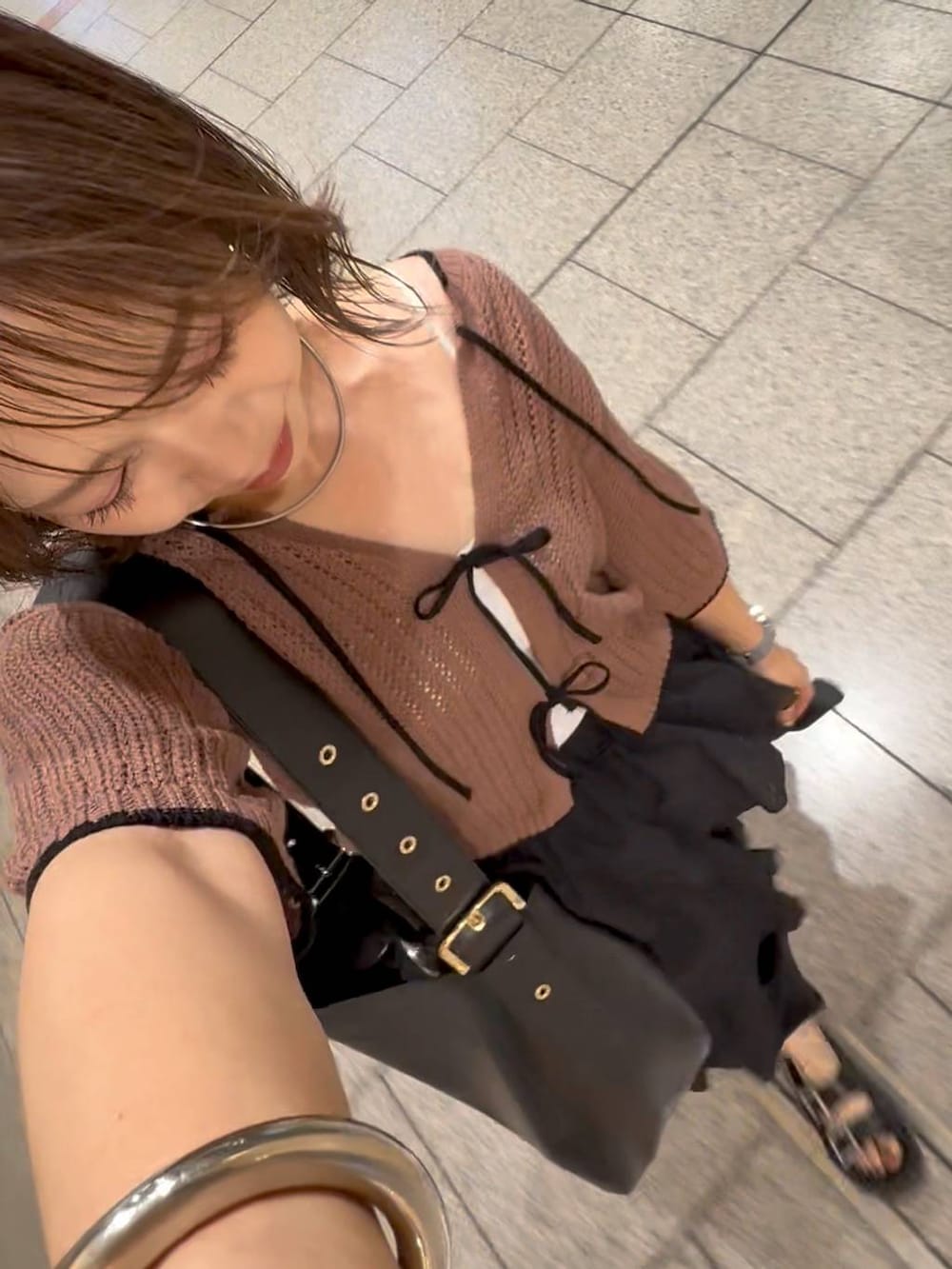 ブラック系のスカート、ブラック系のショルダーバッグ、ブラック系のキャミソールを着用したレディースの夏コーディネートの4枚目の写真