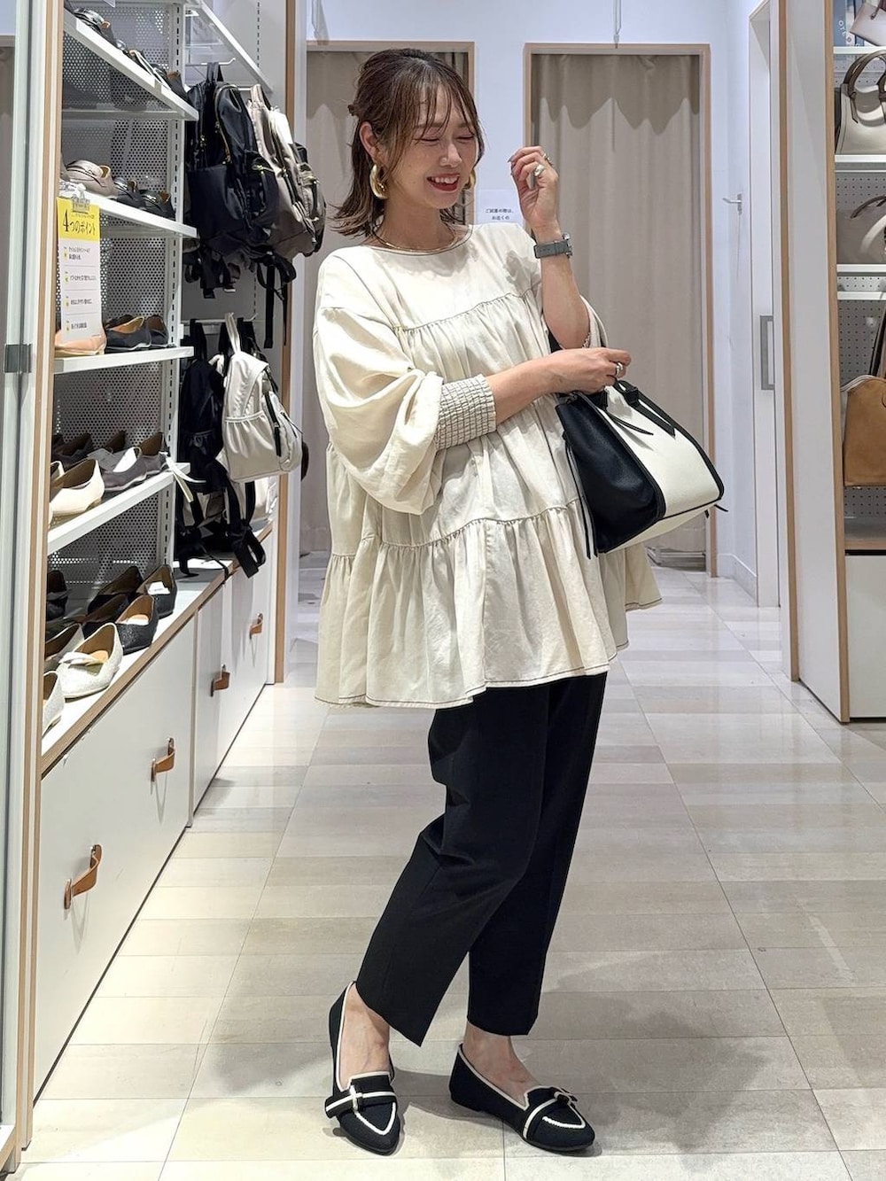 ブルー系のデニムパンツ、ブラック系のその他パンツ、ベージュ系のつなぎ/オールインワンを着用したレディースの夏コーディネートの4枚目の写真