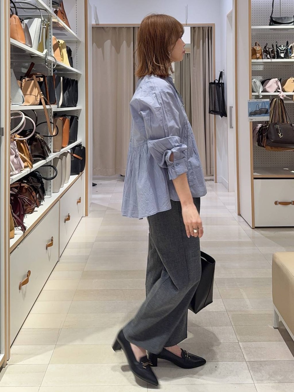 ブルー系のシャツ/ブラウス、グレー系のその他パンツ、ホワイト系のタンクトップを着用したレディースの春コーディネートの5枚目の写真
