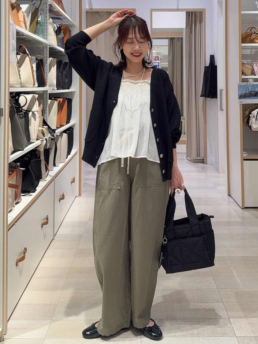 ブラック系のバレエシューズ、ブラック系のトートバッグ、ブラック系のカーディガン/ボレロを着用したレディースの春コーディネートの2枚目の写真