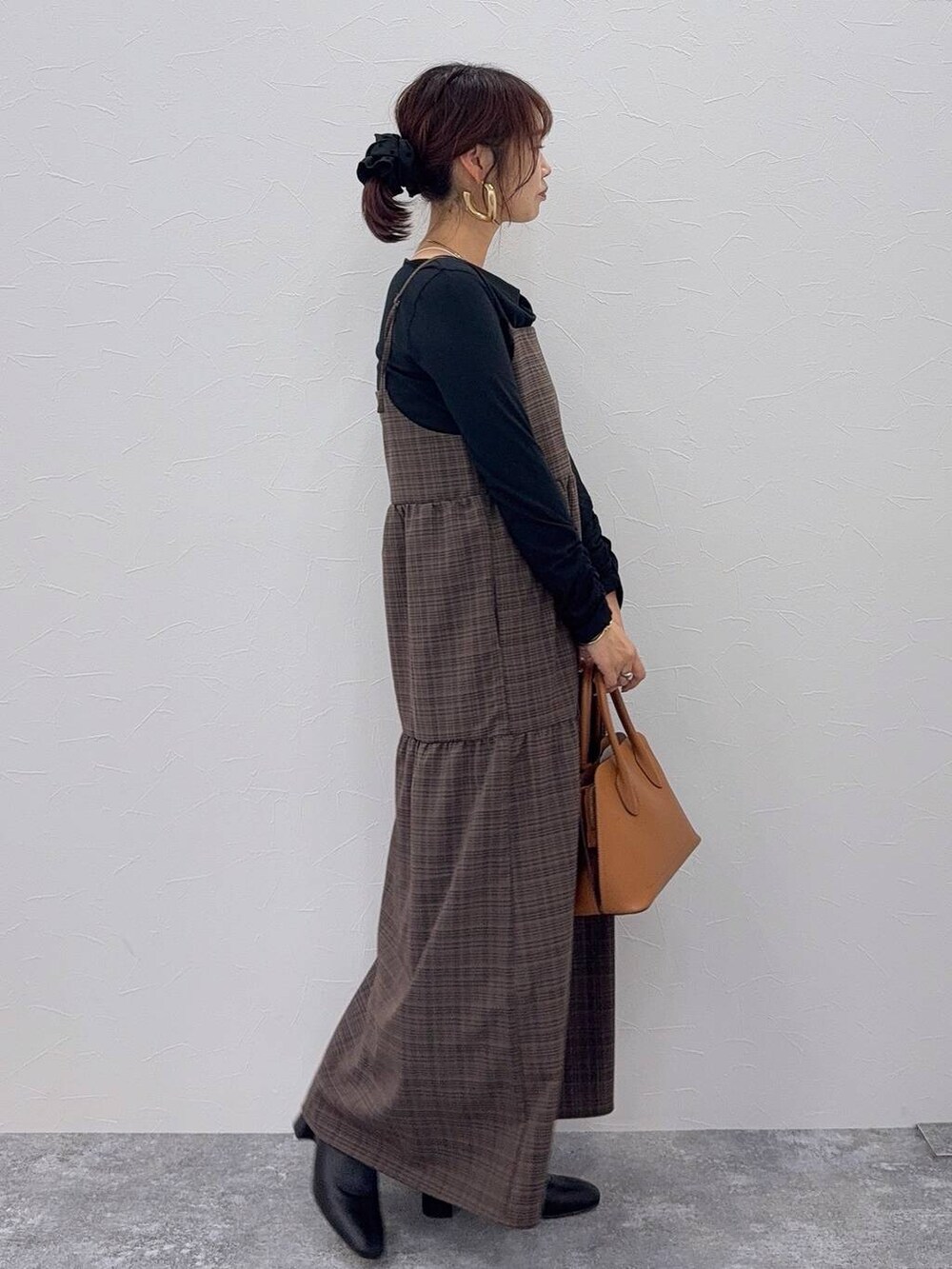 ブラウン系のショルダーバッグ、ブラック系のブーツ、ホワイト系のシャツ/ブラウスを着用したレディースの秋コーディネートの5枚目の写真