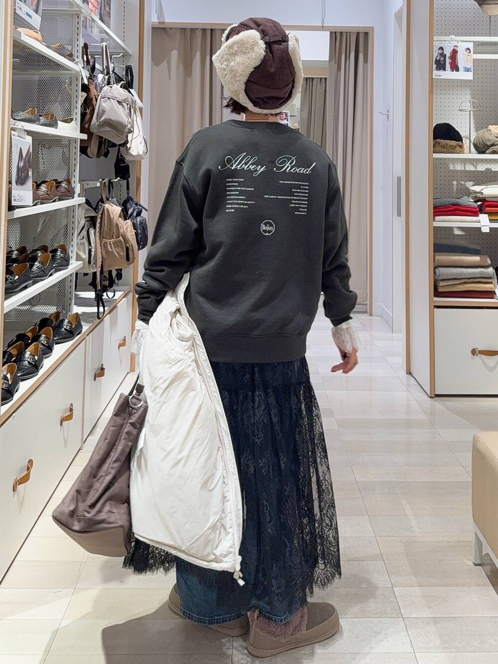 ベージュ系のブルゾン、ホワイト系のTシャツ/カットソー、イエロー系のワンピースを着用したレディースの秋コーディネートの8枚目の写真