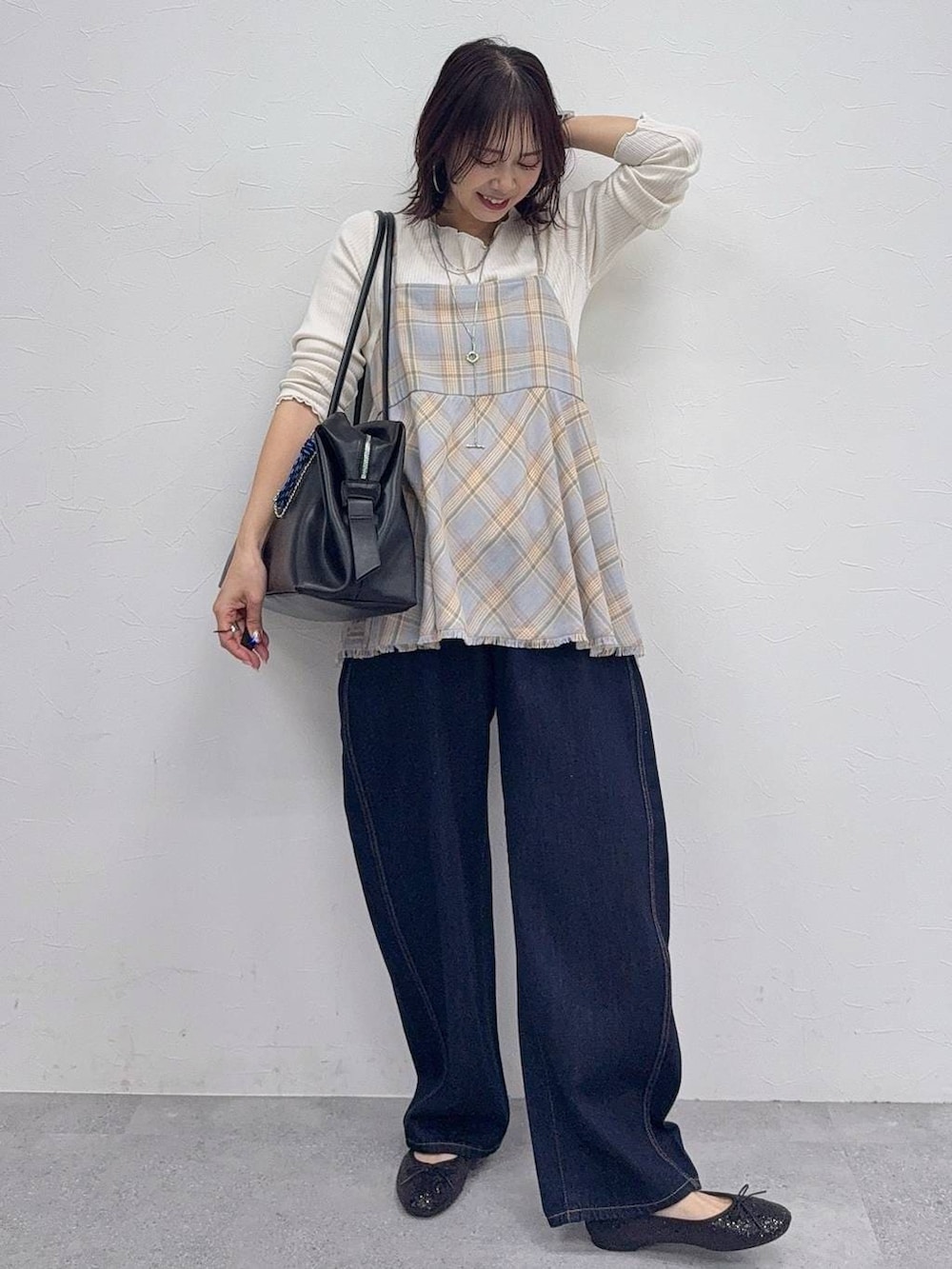 ブラック系のバレエシューズ、ブルー系のデニムパンツ、ブルー系のシャツ/ブラウスを着用したレディースの冬コーディネートの2枚目の写真