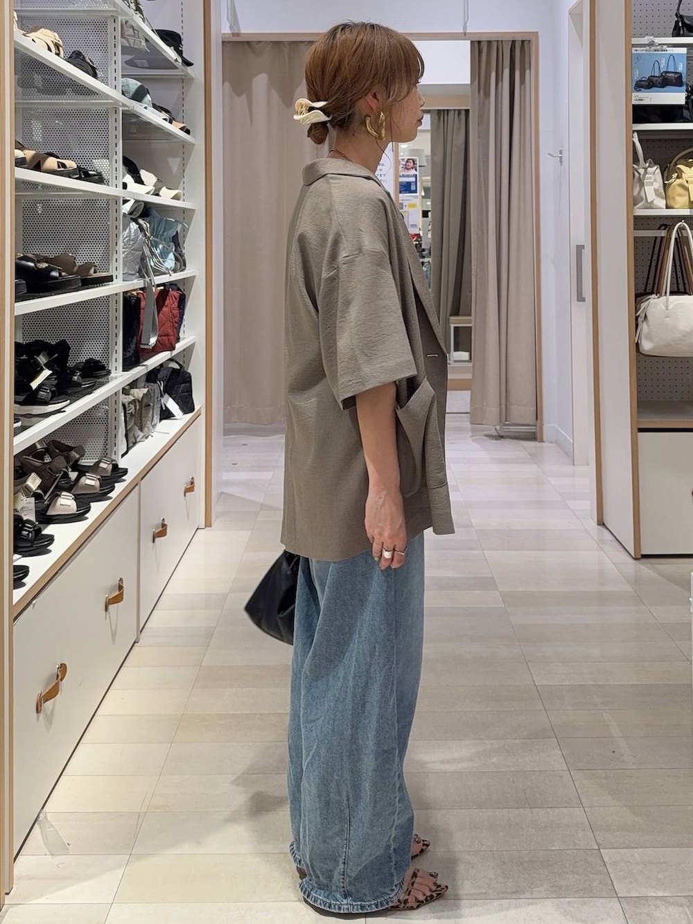 その他のサンダル、ブルー系のデニムパンツ、ブラウン系のテーラードジャケットを着用したレディースの春コーディネートの4枚目の写真