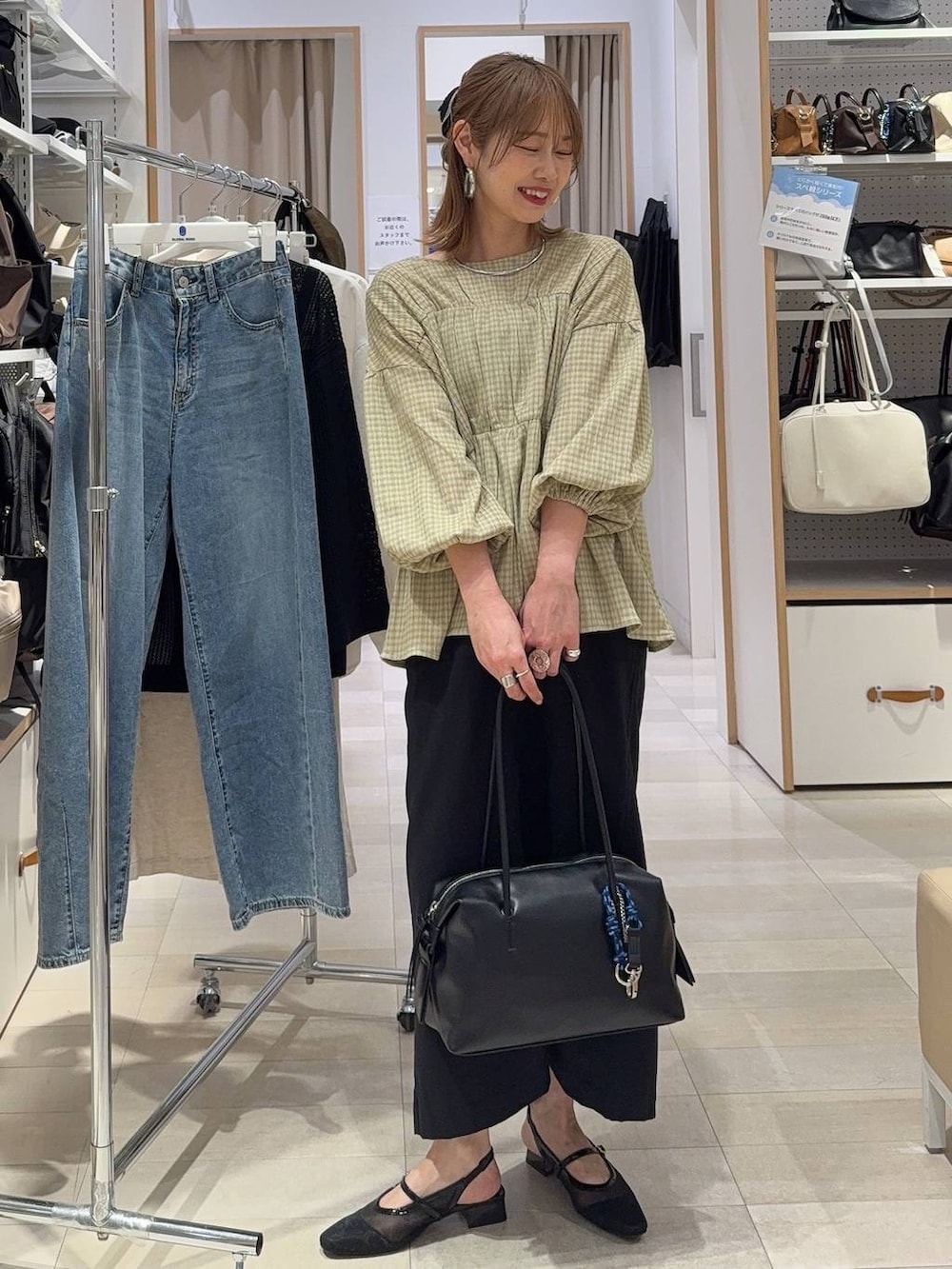 ベージュ系のパンプス、ホワイト系のショルダーバッグ、ホワイト系のキャミソールを着用したレディースの春コーディネートの4枚目の写真