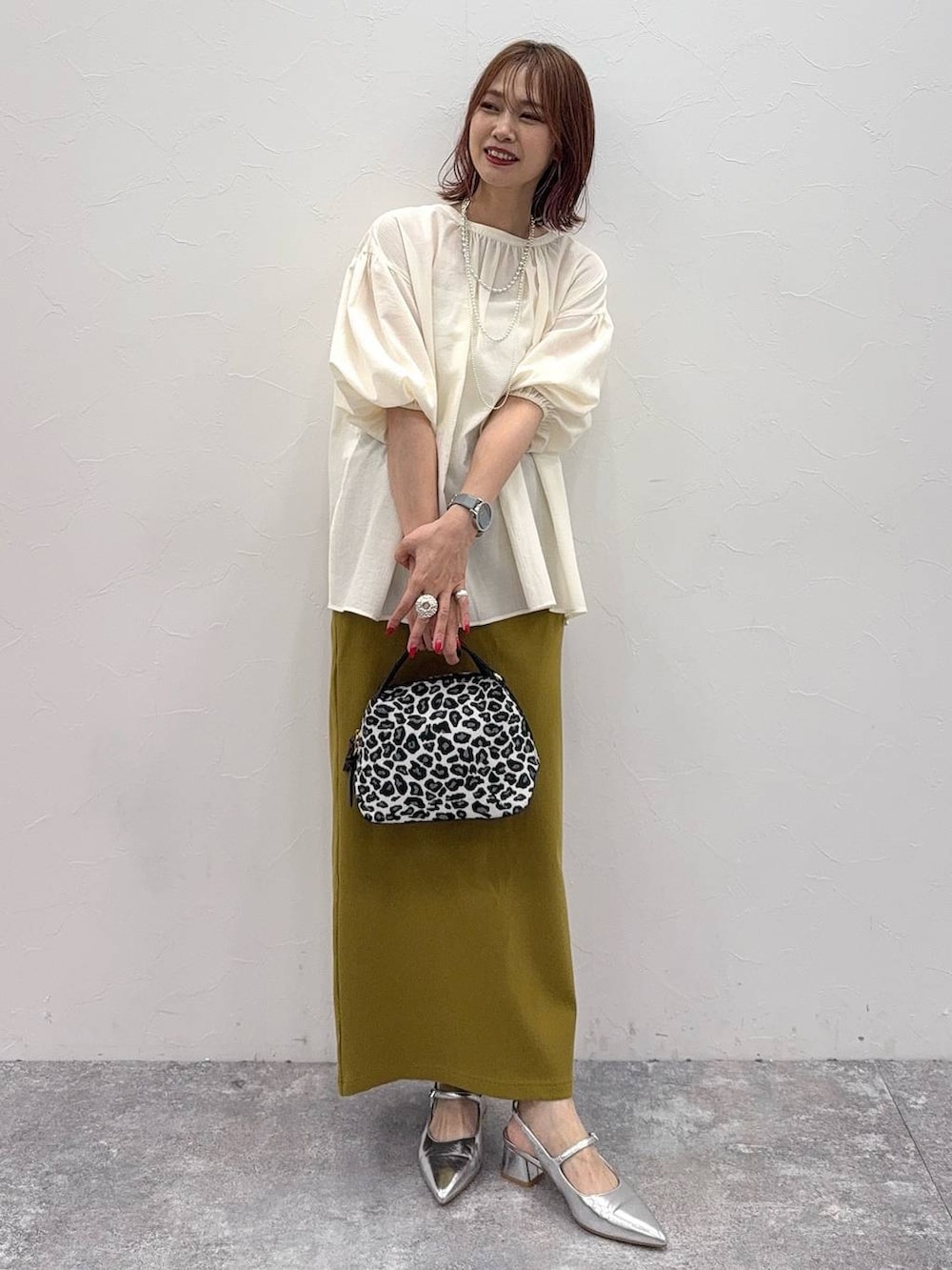 ブラウン系のショルダーバッグ、ホワイト系のキャミソール、ピンク系のデニムパンツを着用したレディースの夏コーディネートの2枚目の写真