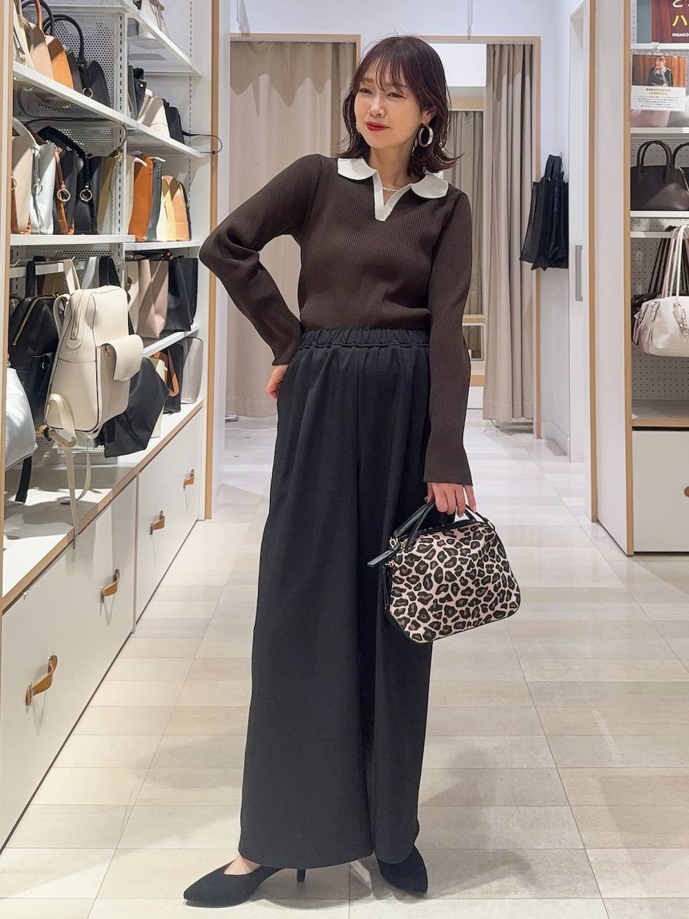 ゴールド系のバレエシューズ、ホワイト系のパーカー、ブルー系のトートバッグを着用したレディースの冬コーディネートの5枚目の写真