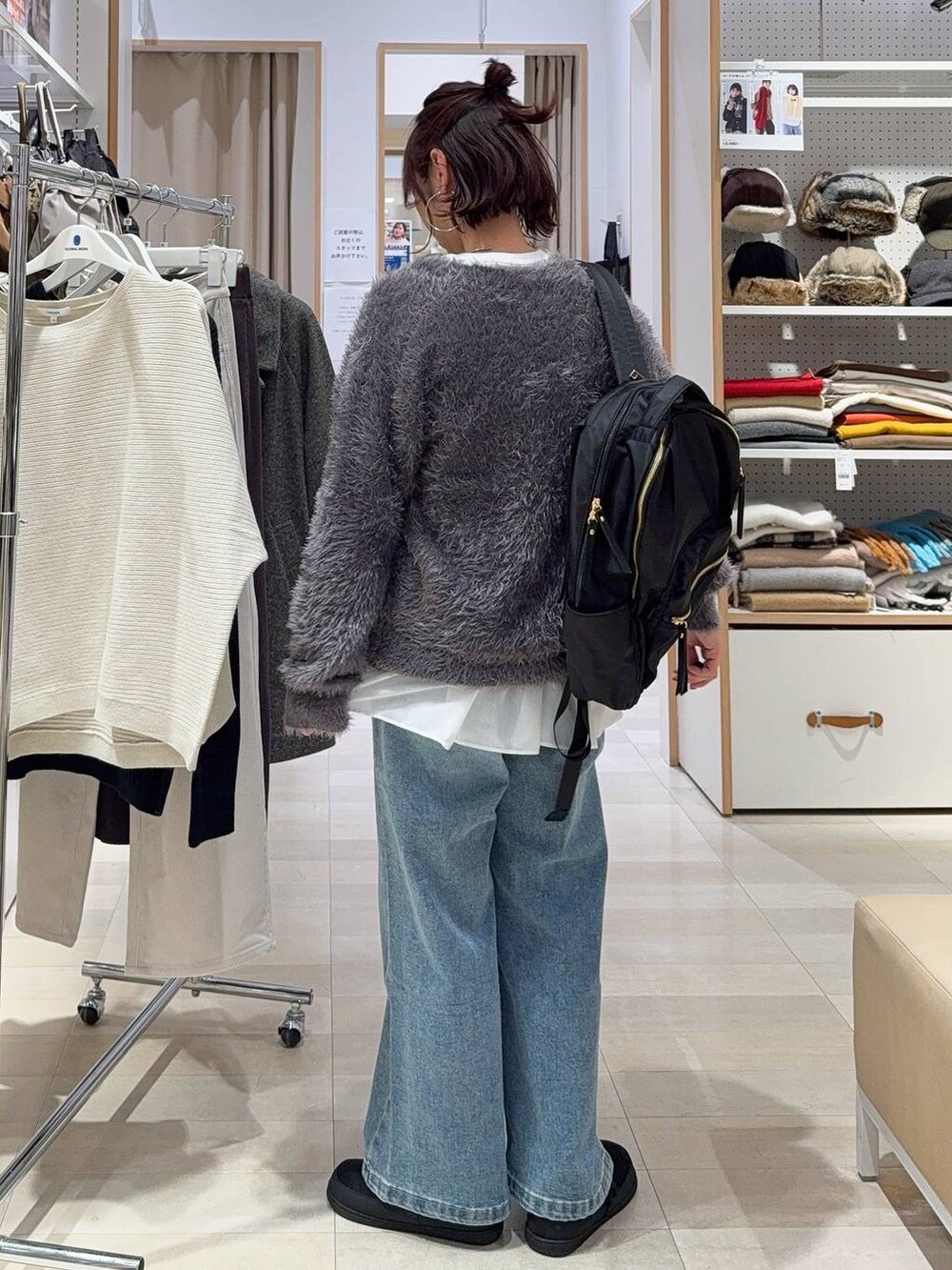 ブラック系のバックパック/リュック、グレー系のワンピース、ホワイト系のTシャツ/カットソーを着用したレディースの冬コーディネートの6枚目の写真