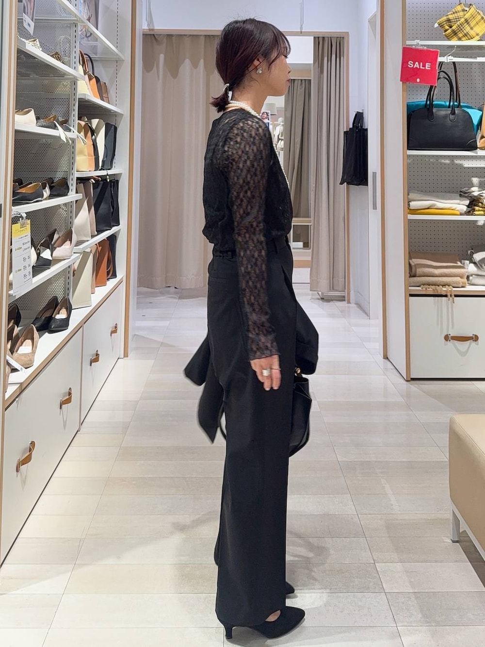 その他のパンプス、ブラック系のキャミソール、ブラック系のTシャツ/カットソーを着用したレディースの冬コーディネートの7枚目の写真