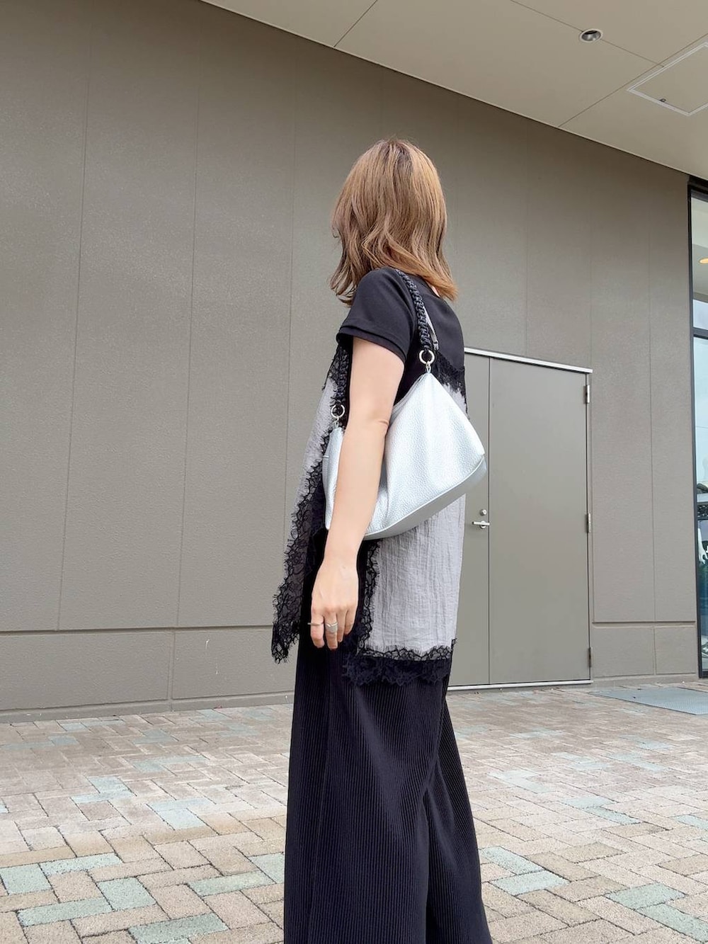 ブラック系のその他パンツ、グレー系のキャミソール、ブラック系のTシャツ/カットソーを着用したレディースの夏コーディネートの7枚目の写真