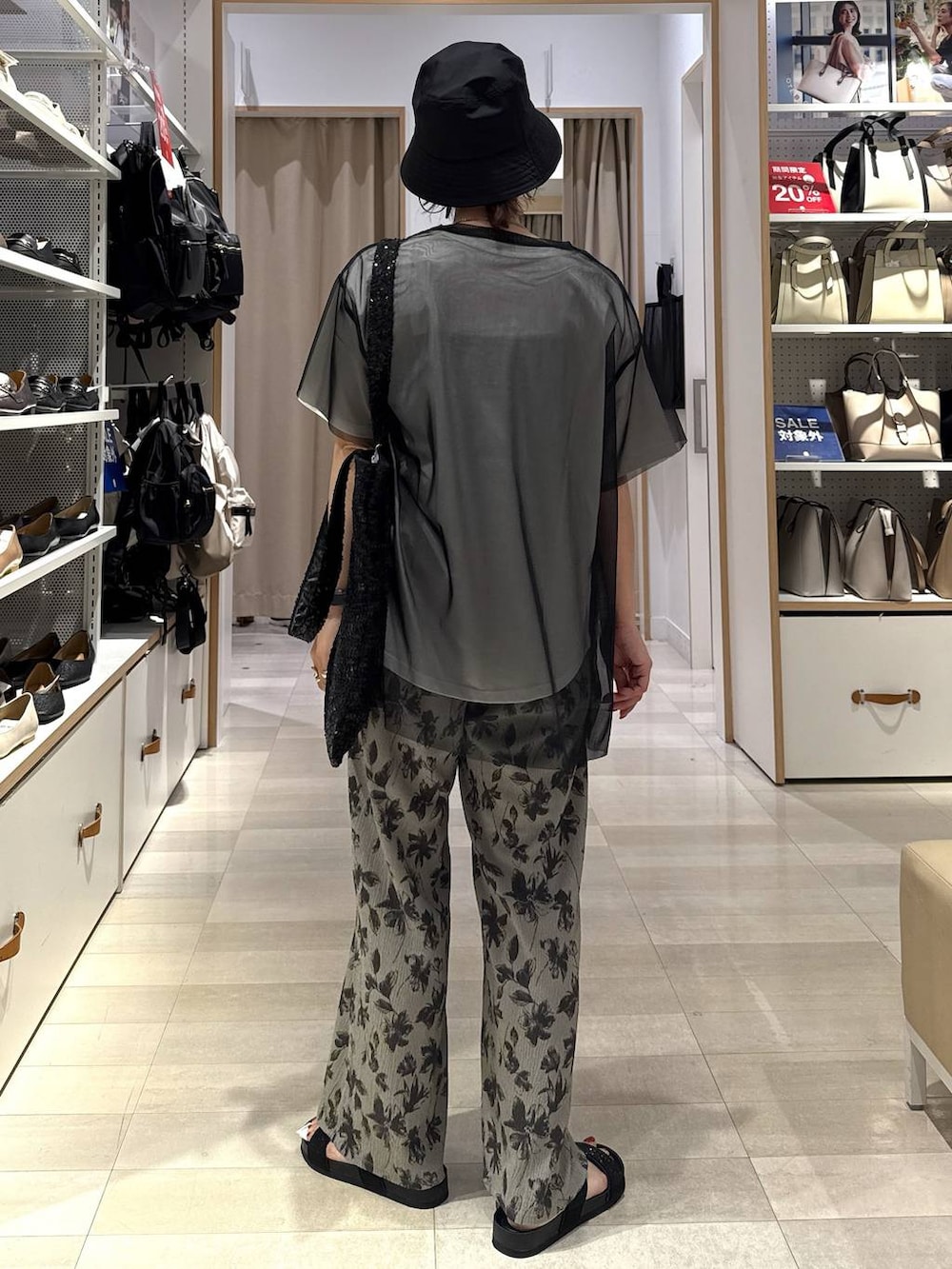 ブラック系のトートバッグ、ホワイト系のTシャツ/カットソー、グレー系のその他パンツを着用したレディースの夏コーディネートの3枚目の写真