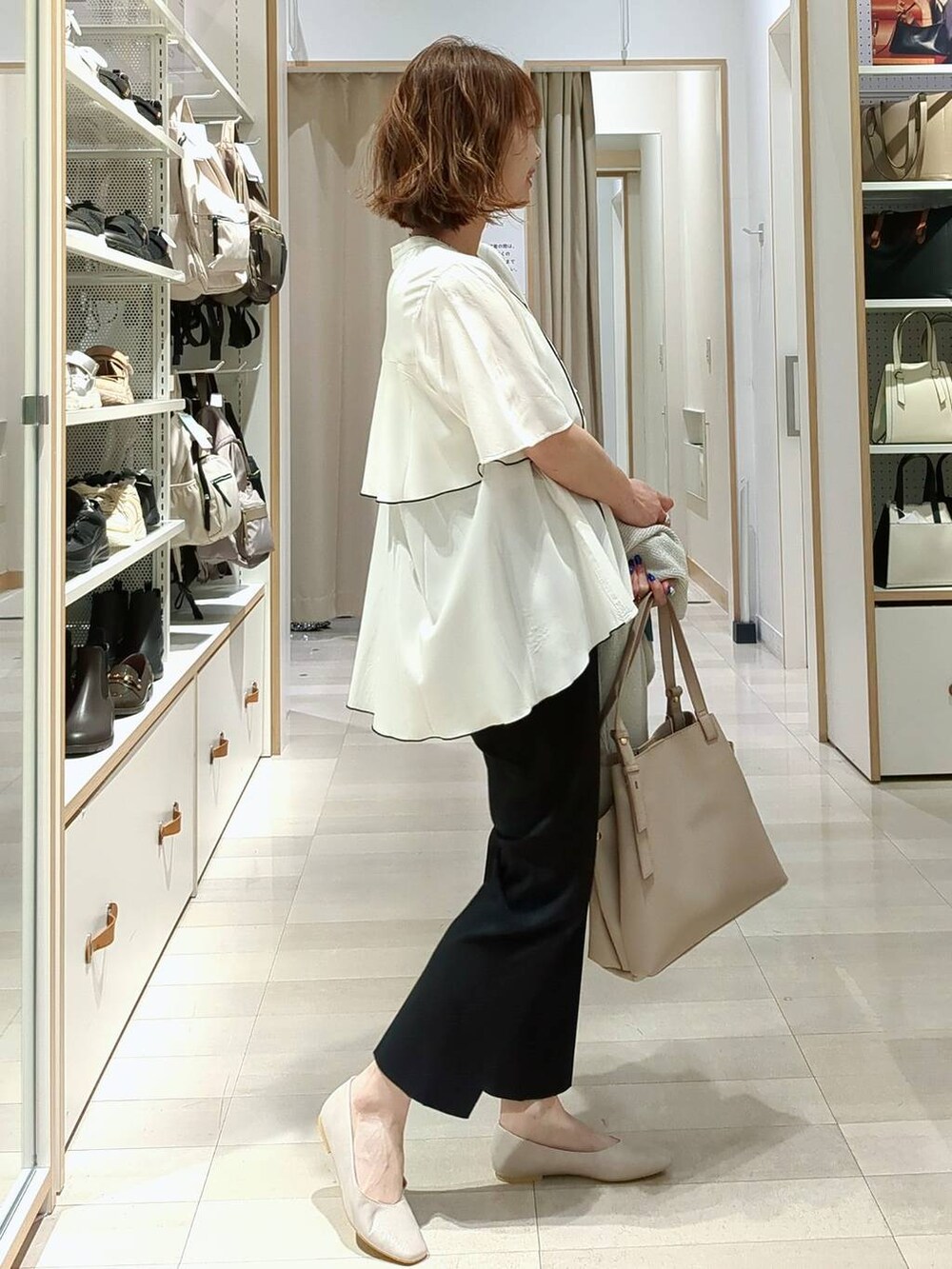 ベージュ系のパンプス、ブラック系のその他パンツ、グレー系のカーディガン/ボレロを着用したレディースの春コーディネートの6枚目の写真