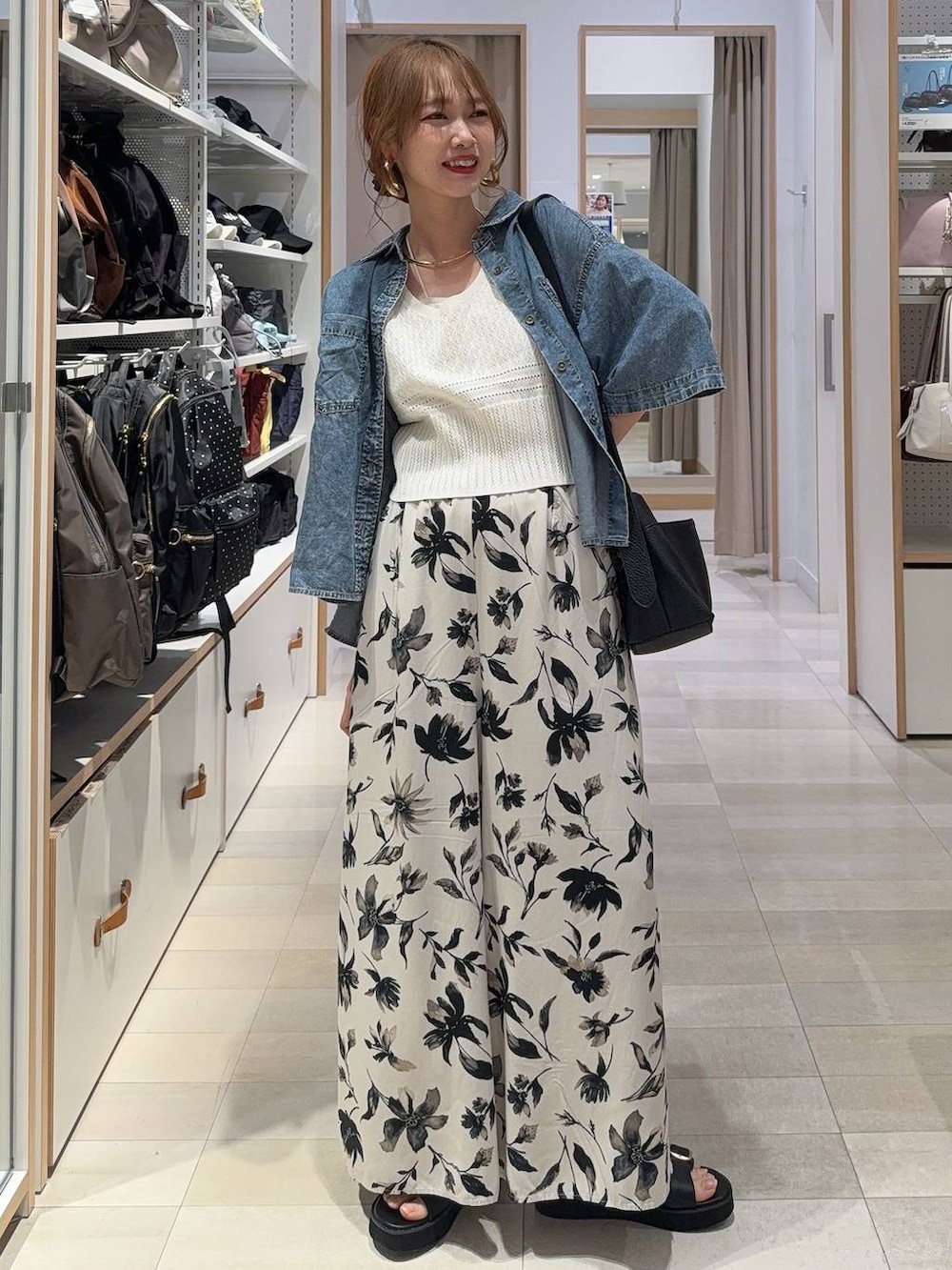 ベージュ系のその他パンツ、ホワイト系のベスト、ブルー系のシャツ/ブラウスを着用したレディースの夏コーディネートの5枚目の写真