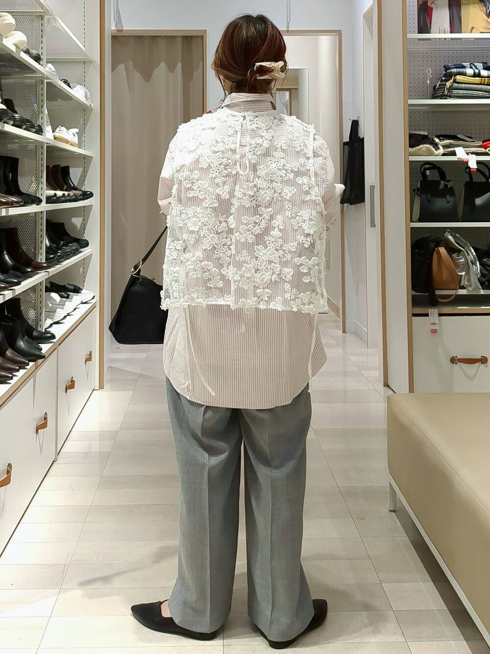 ブラック系のスニーカー、ホワイト系のショルダーバッグ、ピンク系のシャツ/ブラウスを着用したレディースの春コーディネートの6枚目の写真