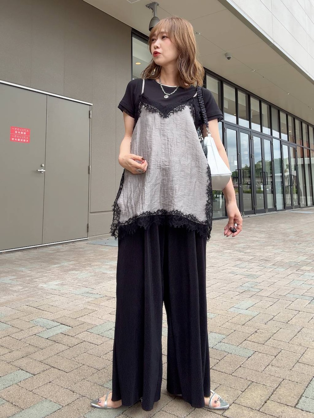 ブルー系のシャツ/ブラウス、ホワイト系のスカート、ブラック系のTシャツ/カットソーを着用したレディースの夏コーディネートの3枚目の写真