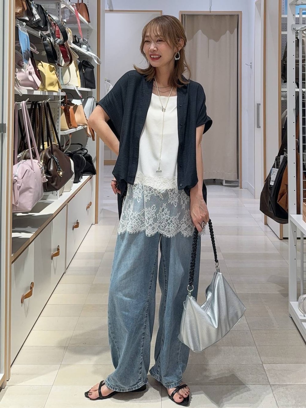 ブラック系のその他パンツ、ホワイト系のキャミソール、ブラウン系のサンダルを着用したレディースの夏コーディネートの3枚目の写真