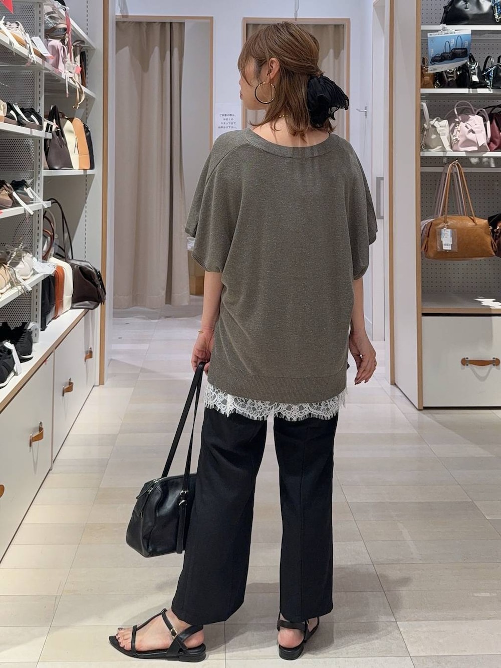 ブラウン系のカーディガン/ボレロ、ブラック系のその他パンツ、ホワイト系のキャミソールを着用したレディースの夏コーディネートの7枚目の写真