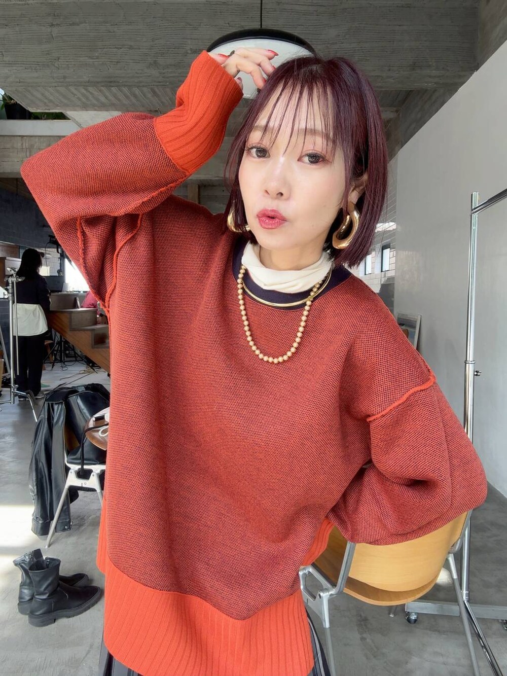 ブルー系のダウンジャケット/コート、ブラック系のスカート、ホワイト系のTシャツ/カットソーを着用したレディースの秋コーディネートの9枚目の写真