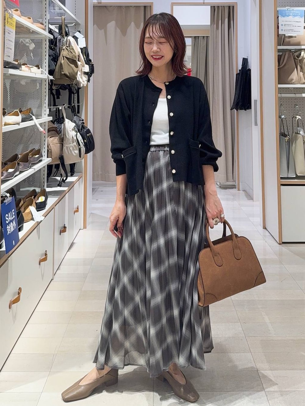 ブラック系のローファー、ベージュ系のブルゾン、ブラウン系のスウェットを着用したレディースの秋コーディネートの5枚目の写真