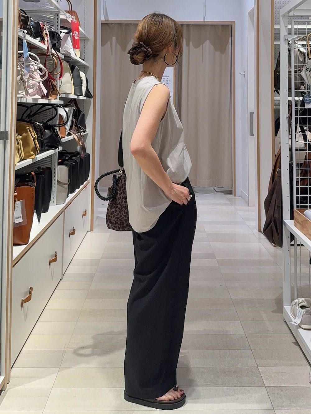 ブラック系のその他パンツ、ホワイト系のキャミソール、ブラウン系のサンダルを着用したレディースの夏コーディネートの7枚目の写真