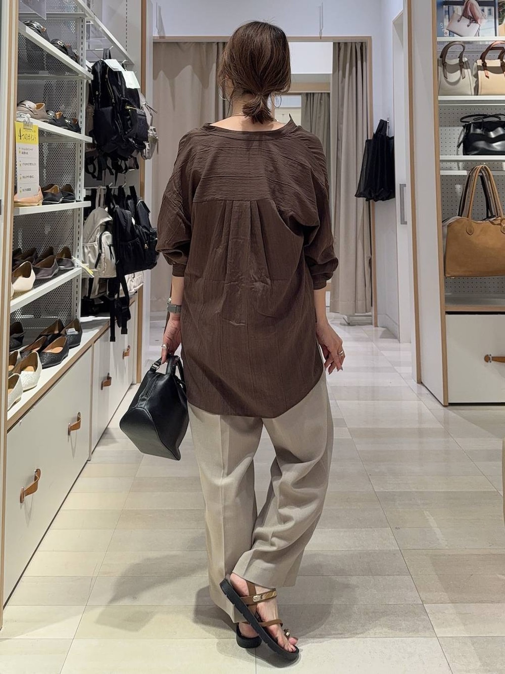 ブラック系のショルダーバッグ、ベージュ系のつなぎ/オールインワン、ホワイト系のキャミソールを着用したレディースの夏コーディネートの3枚目の写真