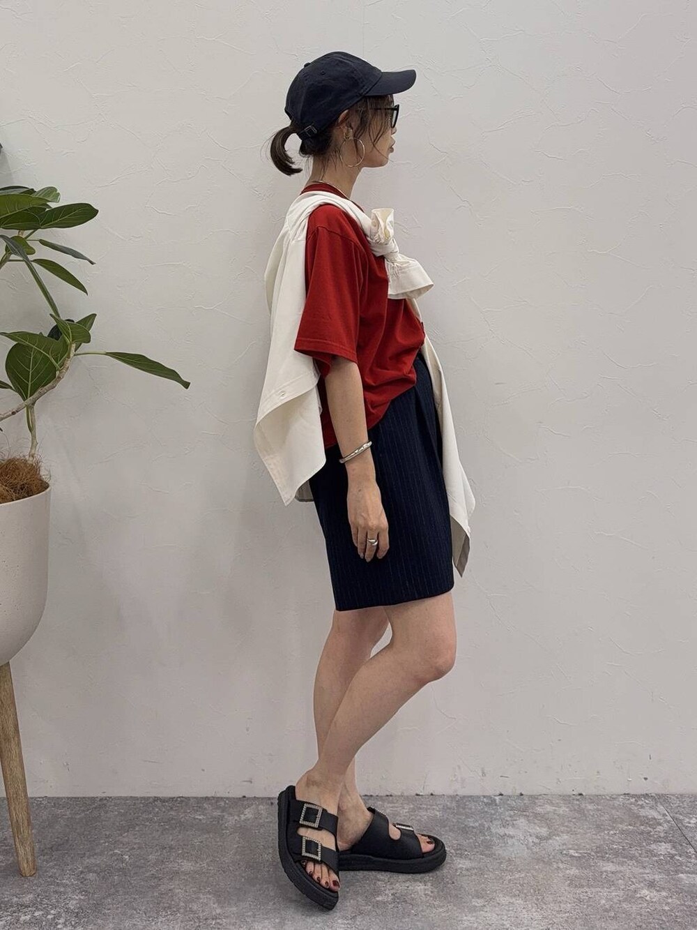 ブラック系のトートバッグ、ホワイト系のシャツ/ブラウス、ブルー系のその他パンツを着用したレディースの夏コーディネートの4枚目の写真