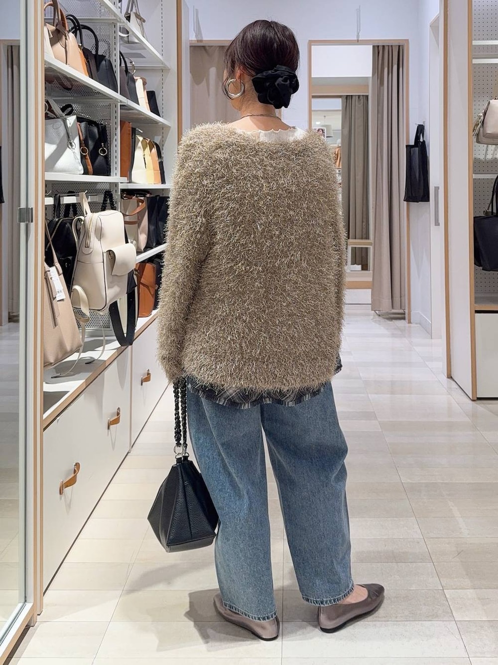 その他のパンプス、ブルー系のデニムパンツ、ホワイト系のTシャツ/カットソーを着用したレディースの冬コーディネートの5枚目の写真