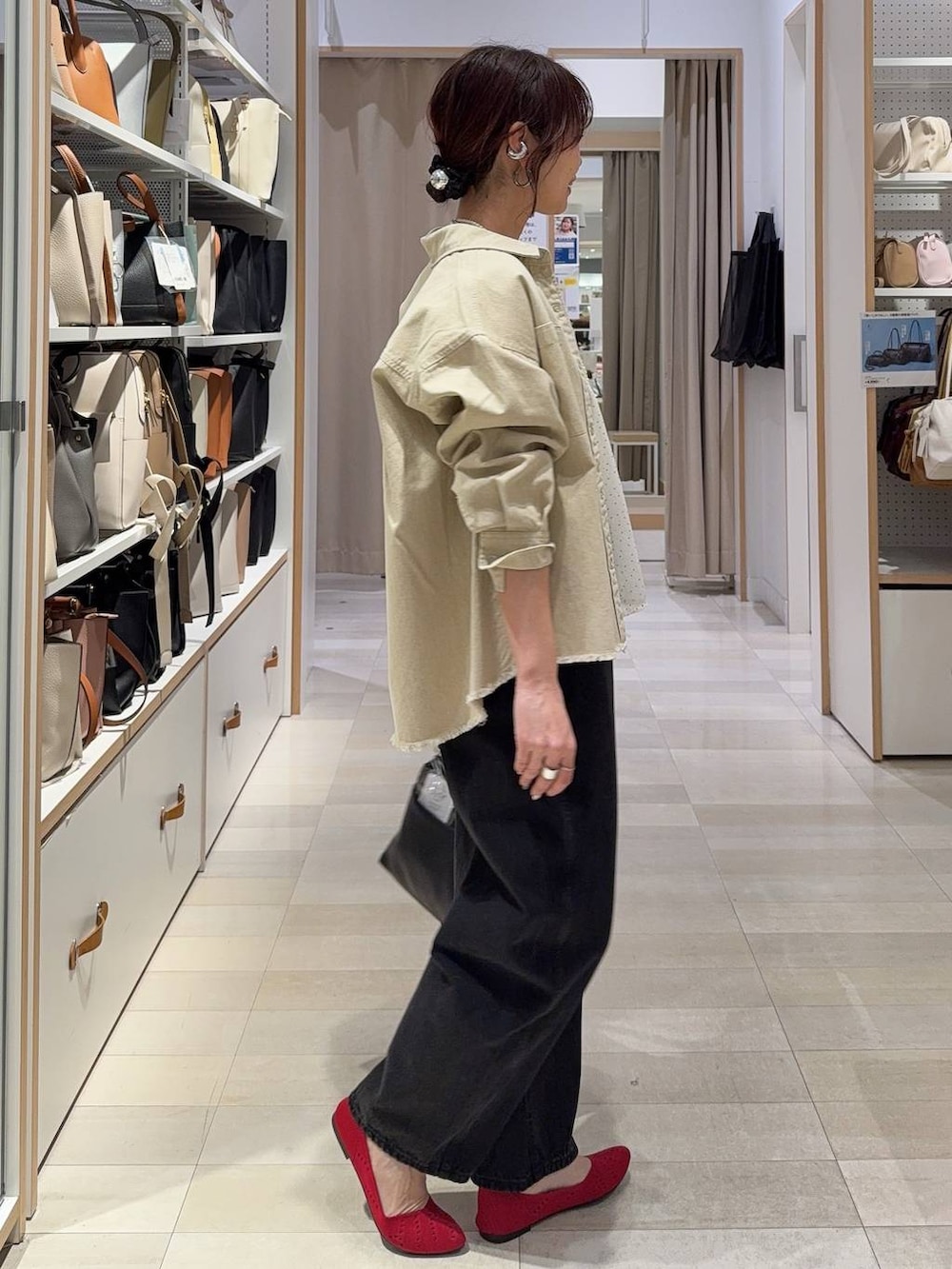 ブラック系のデニムパンツ、ベージュ系のシャツ/ブラウス、ベージュ系のバンダナ/スカーフを着用したレディースの春コーディネートの4枚目の写真