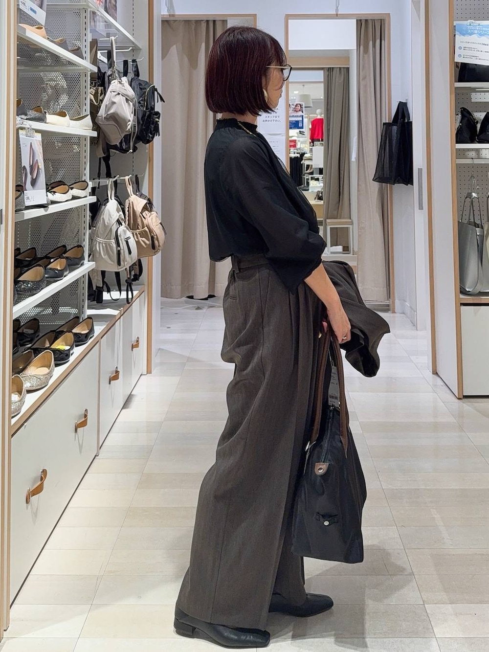 ブラック系のトートバッグ、ブラック系のシャツ/ブラウス、ブラック系のその他シューズを着用したレディースの秋コーディネートの5枚目の写真