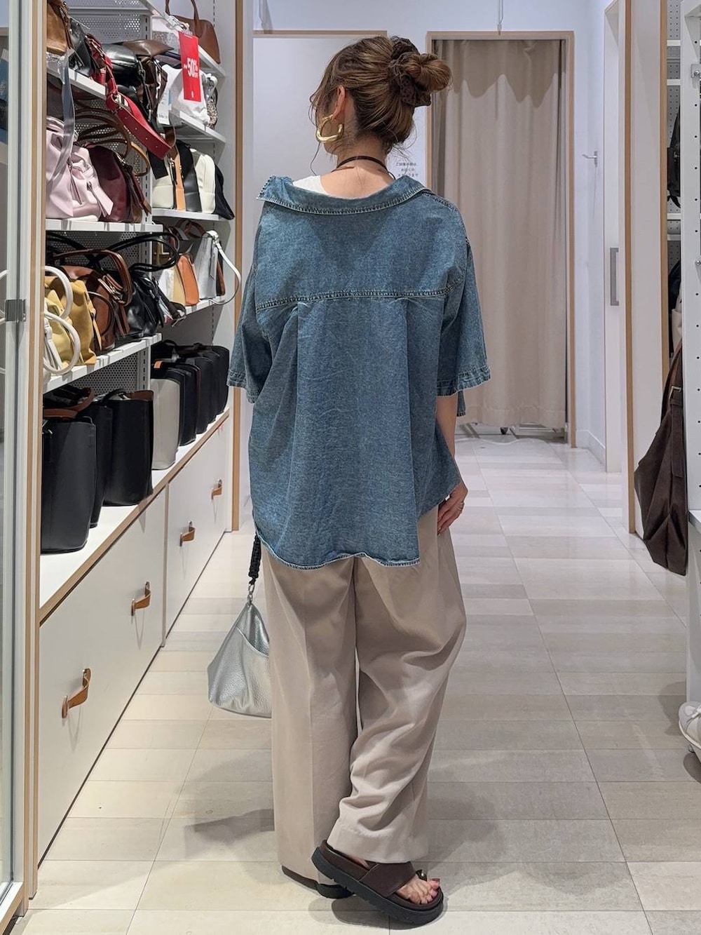 ベージュ系のその他パンツ、ホワイト系のベスト、ブルー系のシャツ/ブラウスを着用したレディースの夏コーディネートの7枚目の写真