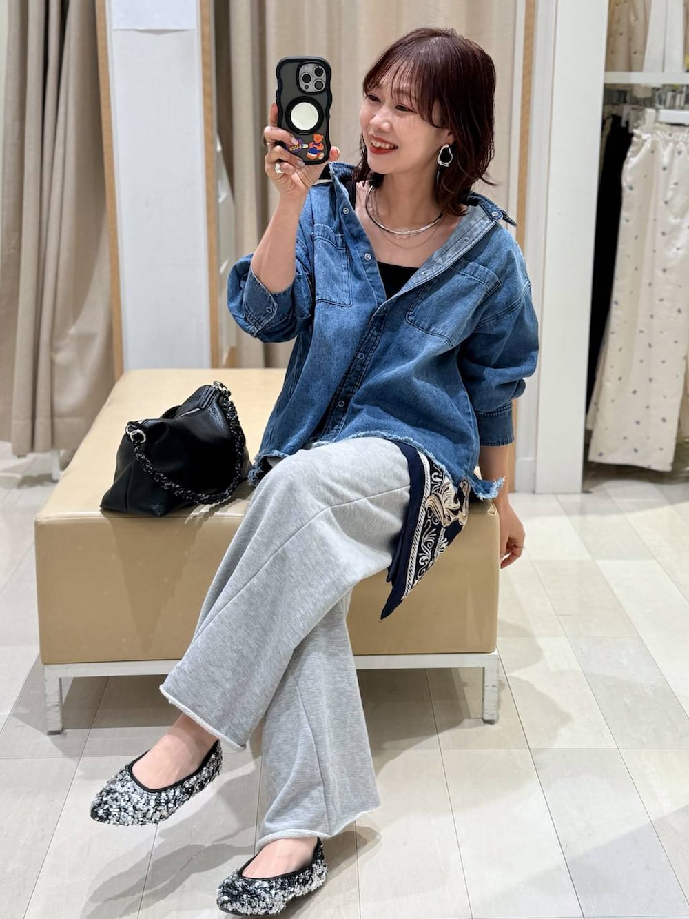 ブラック系のタンクトップ、ブルー系のシャツ/ブラウス、グレー系のスウェットパンツを着用したレディースの春コーディネートの2枚目の写真