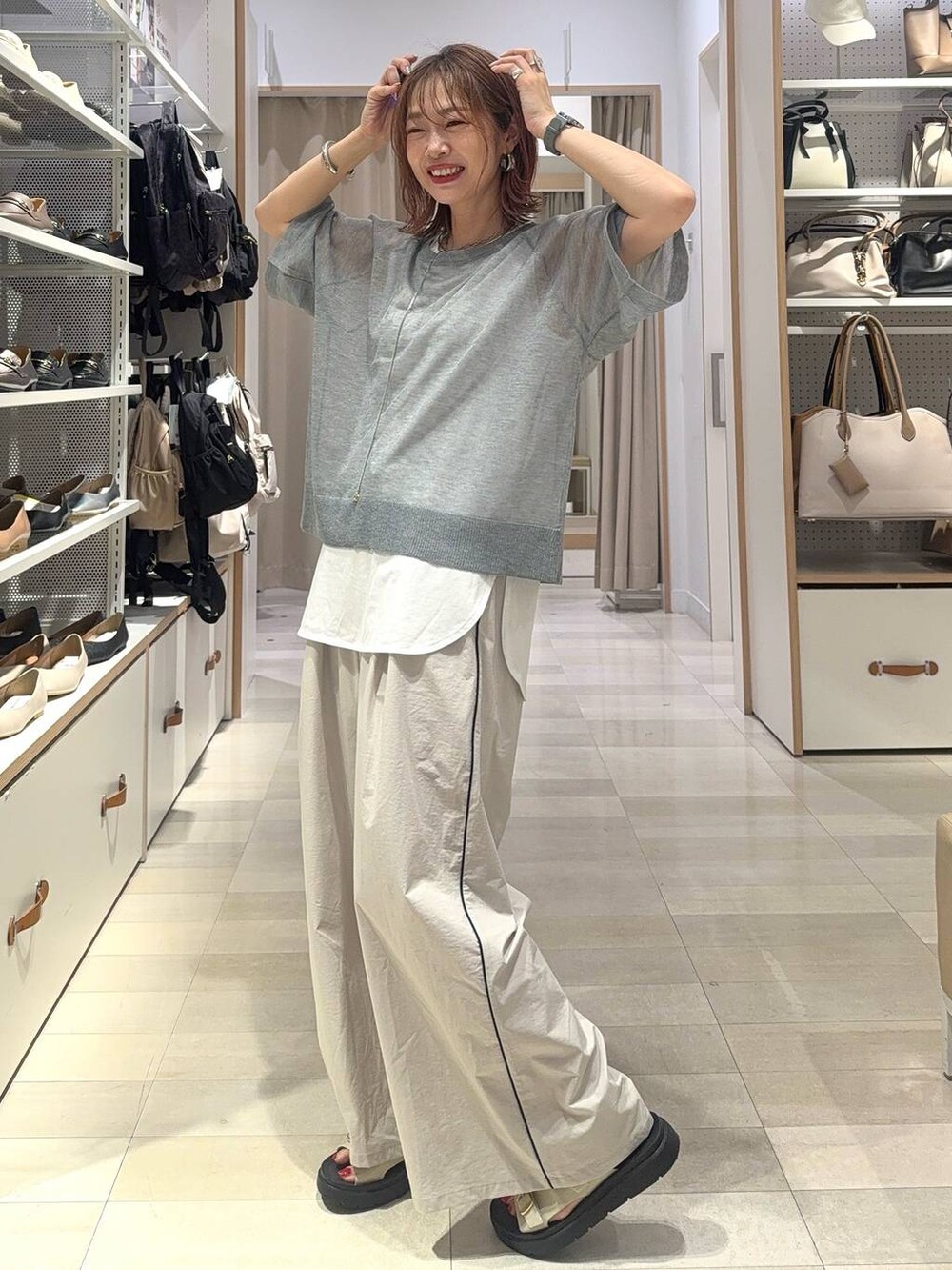 ブラック系のキャミソール、その他のトートバッグ、ブラック系のサンダルを着用したレディースの夏コーディネートの2枚目の写真