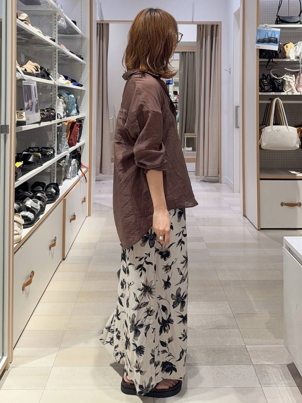 ブラウン系のキャミソール、ホワイト系のその他パンツ、ブラウン系のシャツ/ブラウスを着用したレディースの春コーディネートの6枚目の写真
