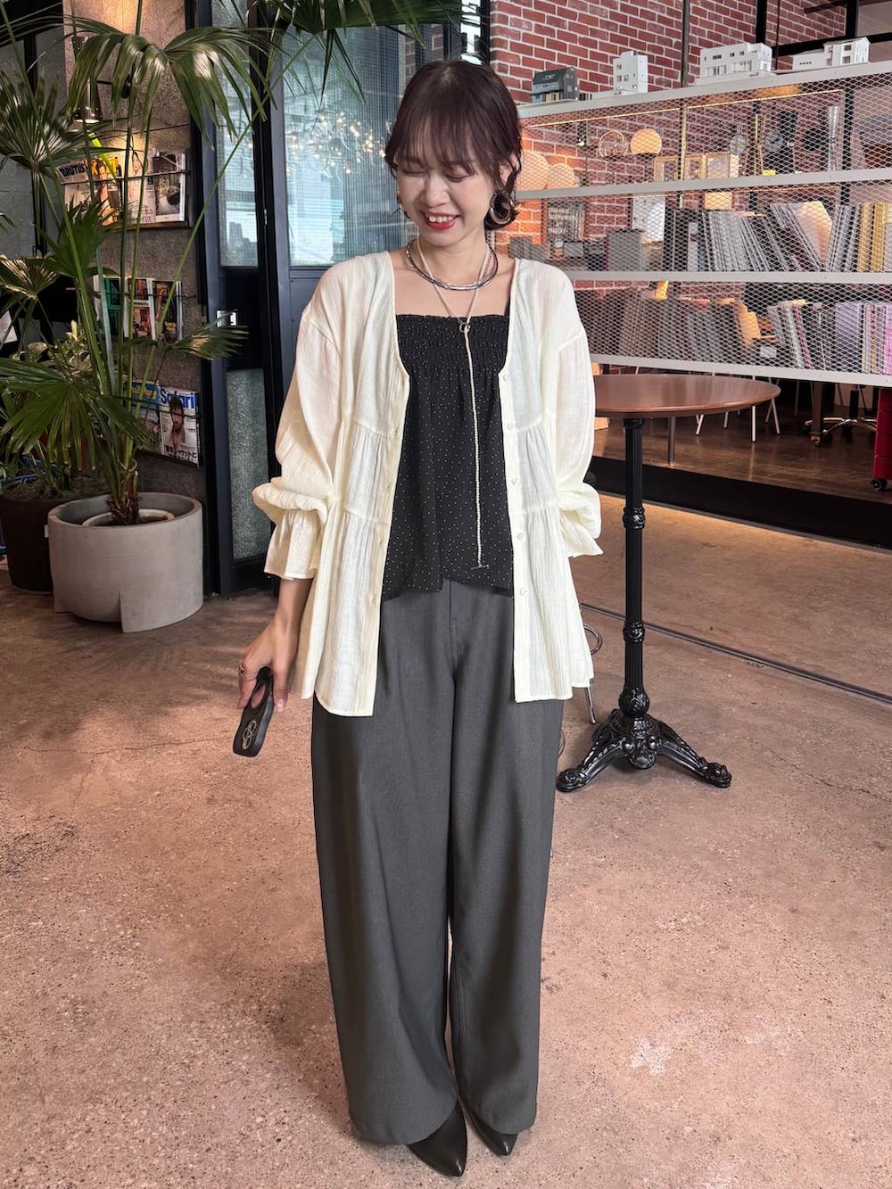 ホワイト系のスカート、グレー系のその他パンツ、ホワイト系のベストを着用したレディースの春コーディネートの7枚目の写真