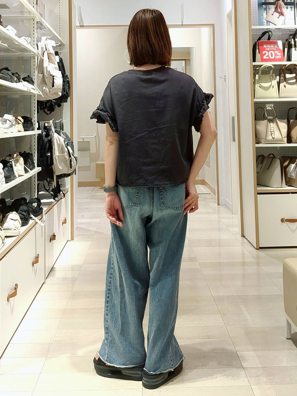 「きれいめ、ベーシック/シンプル、着痩せ・細見え、ママコーデ、体型カバー、カジュアル、GLOBAL WORK」｜「GLOBAL WORKのマルチWAYパールチャーム/251929（キーケース/キーアクセサリー、ブルー系）」を使った、せこ子さん（レディース・159cm）の春コーディネートの8枚目の写真