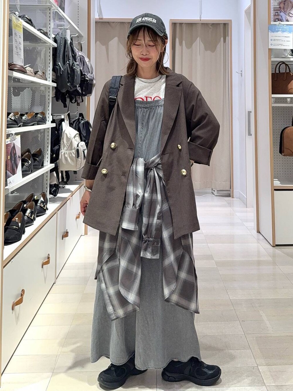 ブラック系のローファー、ホワイト系のキャミソール、ブラウン系のテーラードジャケットを着用したレディースの秋コーディネートの7枚目の写真