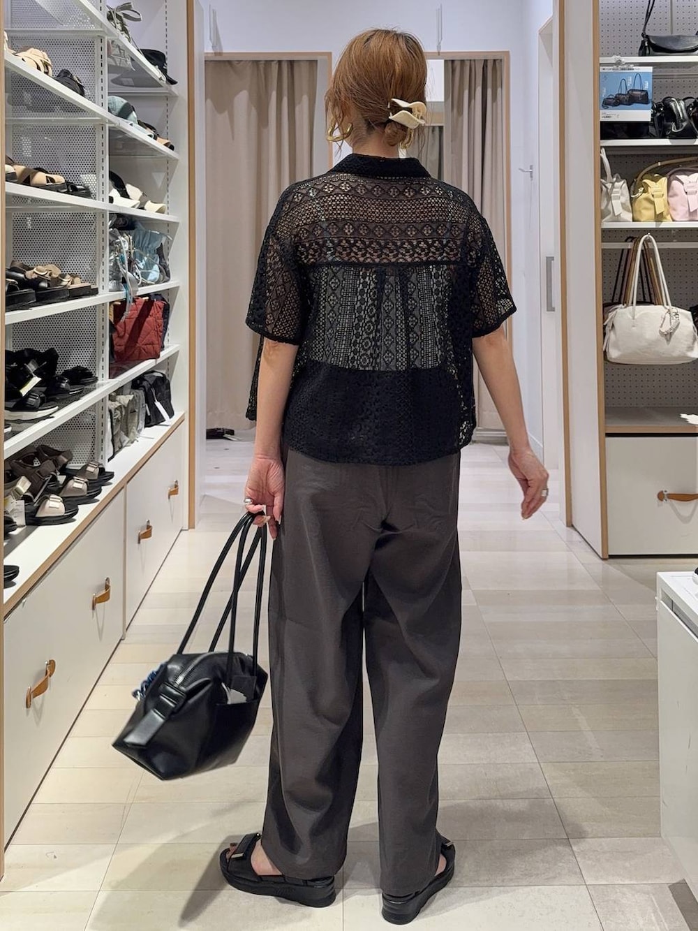 その他のパンプス、ブラック系のボストンバッグ、ブラック系のトートバッグを着用したレディースの春コーディネートの4枚目の写真