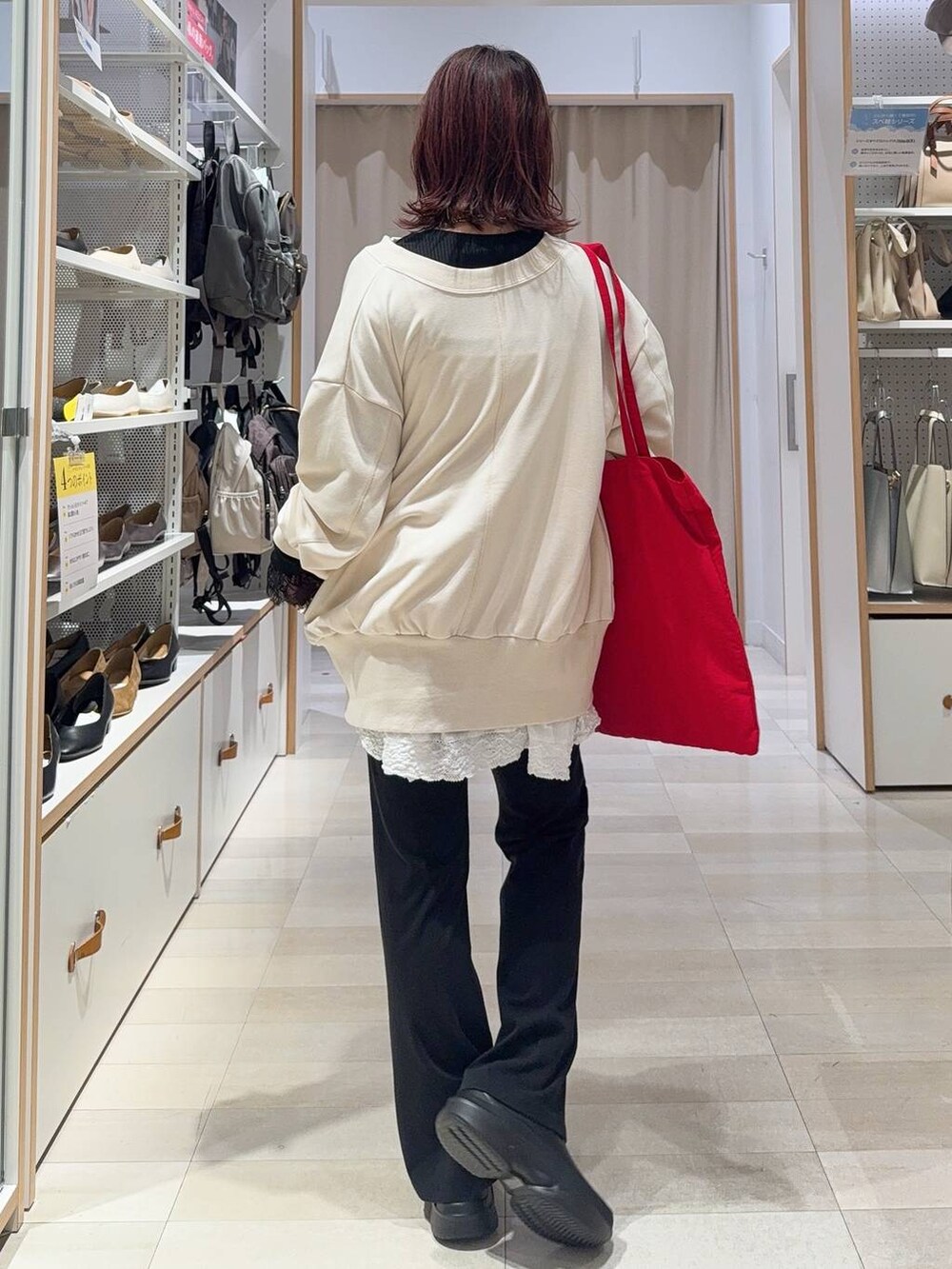 ホワイト系のワンピース、ブラック系のその他パンツ、ブラック系のTシャツ/カットソーを着用したレディースの秋コーディネートの3枚目の写真