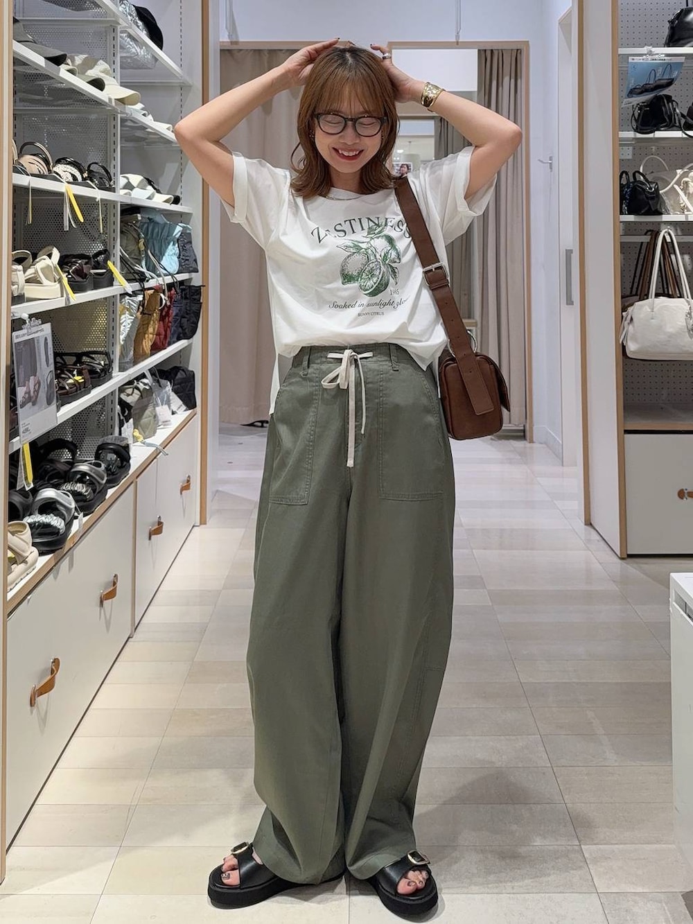 ブルー系のテーラードジャケット、ホワイト系のTシャツ/カットソー、ブラック系のサンダルを着用したレディースの夏コーディネートの2枚目の写真